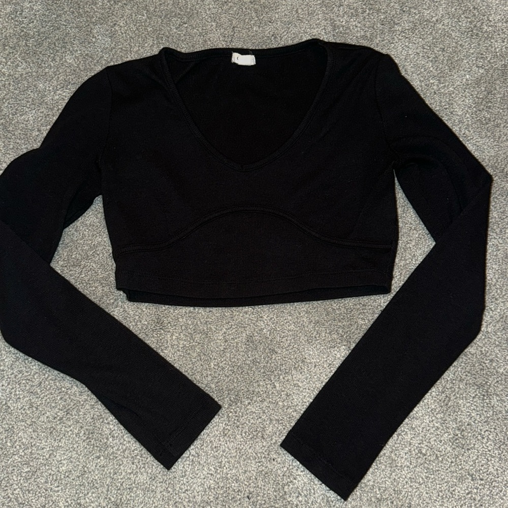 Long sleeve black crop top from the brand Garage.